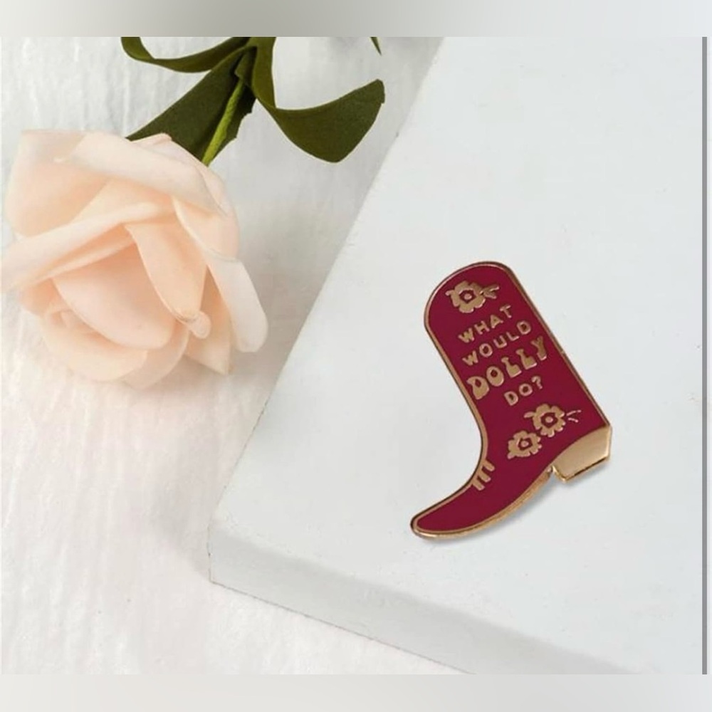 What Would Dolly Do? Fun Pin Brooch Dolly Parton‎ Country Cowboy Boots NEW! - Picture 6 of 7